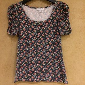 Chic floral fitted style top with ruched sleeves